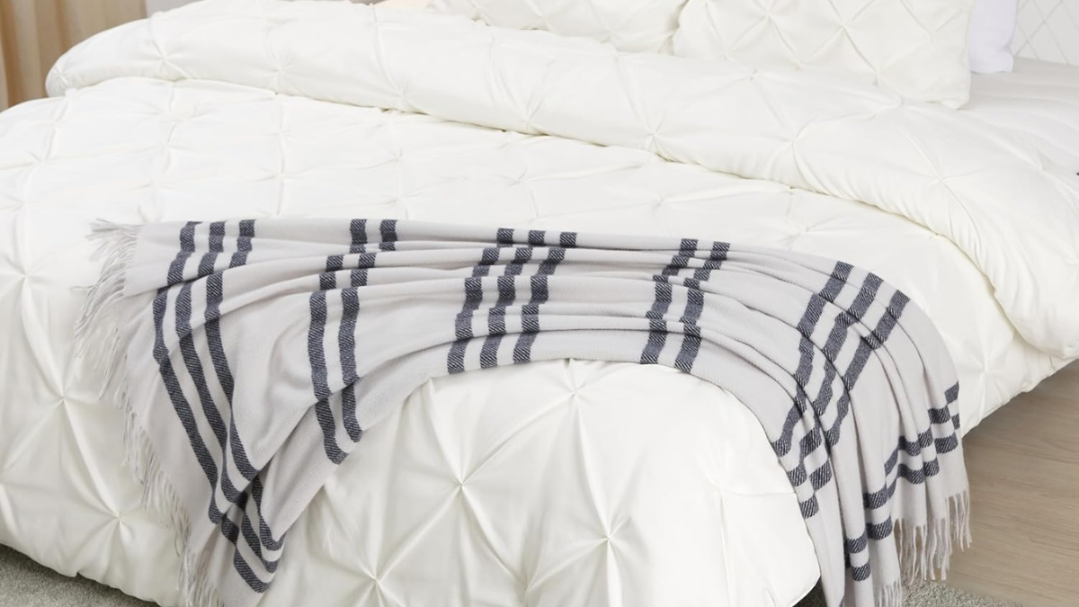 Amazon Basics Room Décor Throw Blanket