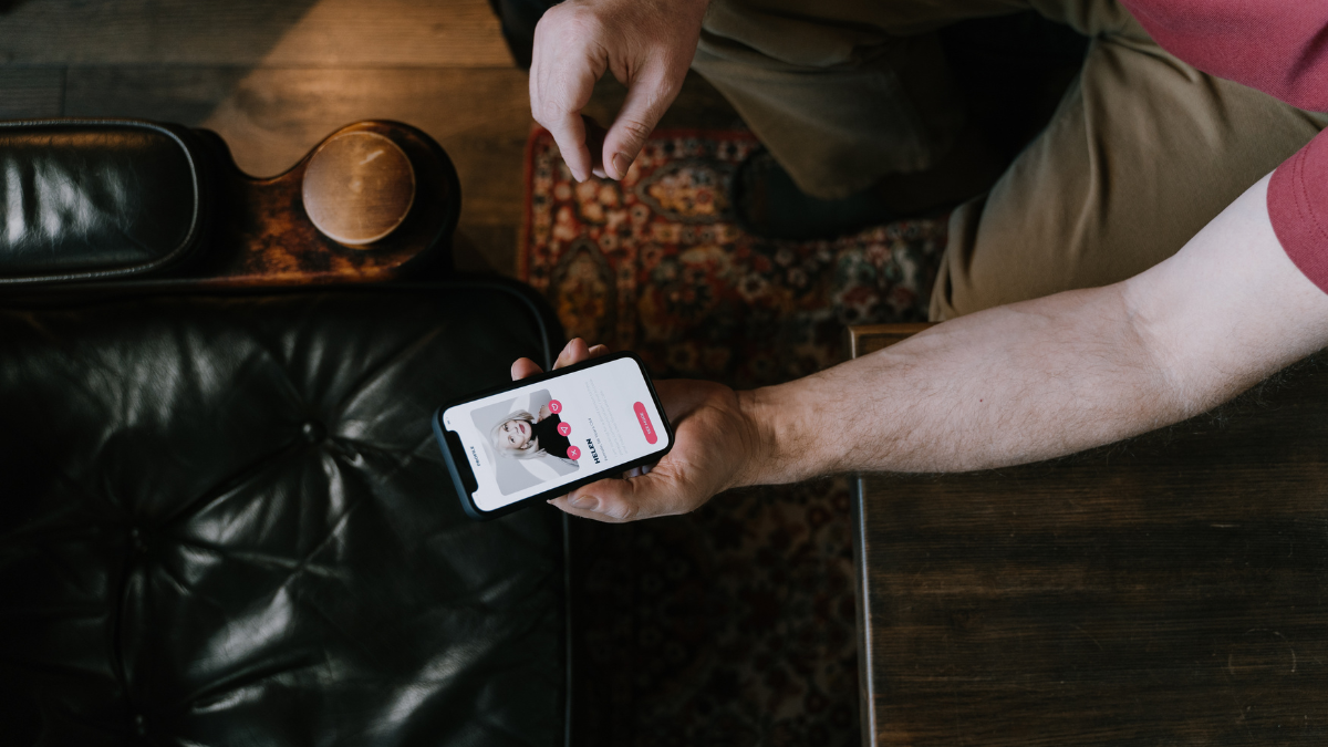 These Safe Online Dating Tips Help You Spot Red Flags Before Meeting
